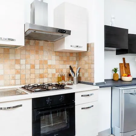 Four Bedroom Near Metro Apartmán *